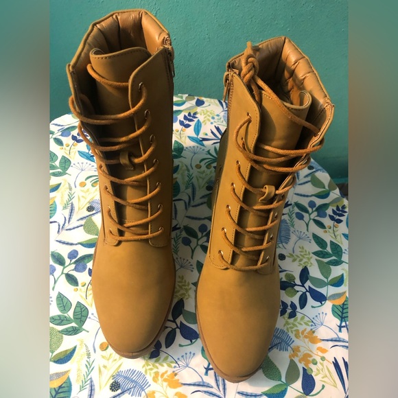 NWT Tan boots purchased from Windsor- size 10 - Picture 2 of 9